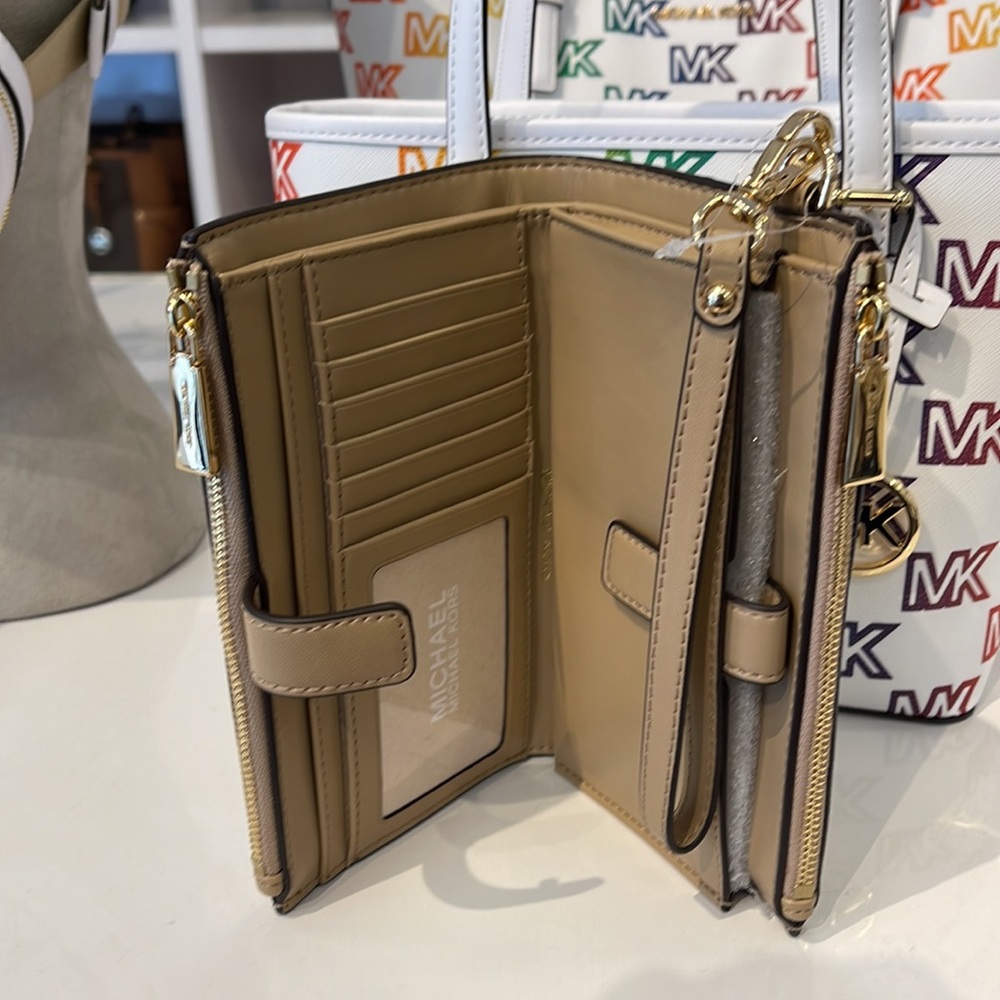 MICHAEL KORS LARGE DOUBLE ZIP WRISTLET WALLET PHONE CASE CLUTCH 
Camel Multi - Picture 8 of 16